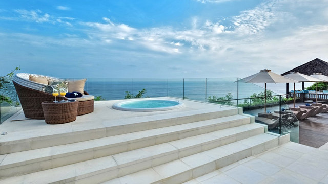 Grand Cliff Front Residence - Jacuzzi view